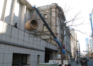 大太鼓を県立歴史博物館へ搬入している写真