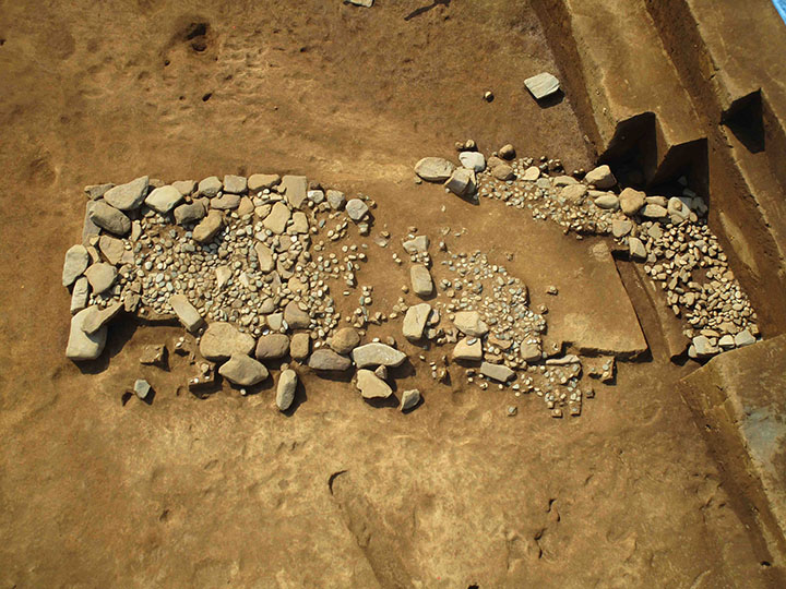 写真3　子易・中川原遺跡:中世石組墓（東から）