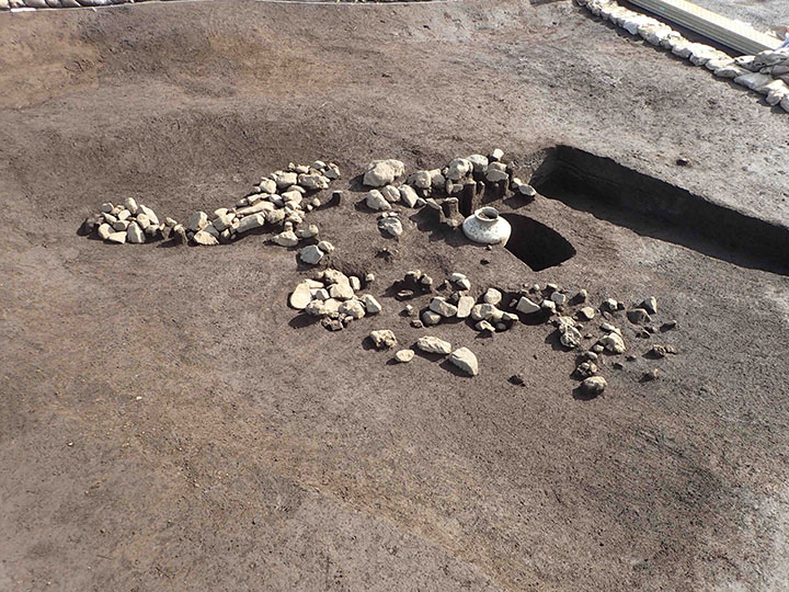 写真7　中世　集石墓（西から）